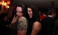 Phanas pub zagrijale zgodne hostese