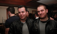 Phanas pub zagrijale zgodne hostese