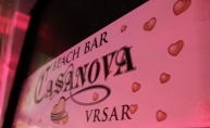 Veselo društvo u Casanova beach baru