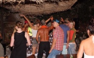 Raspoložena turistkinja zagrijala ekipu u Beach Baru Pacino
