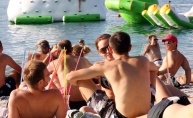 Raspoložena turistkinja zagrijala ekipu u Beach Baru Pacino