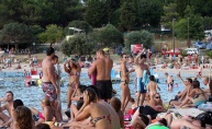 Raspoložena turistkinja zagrijala ekipu u Beach Baru Pacino