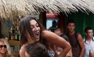 Raspoložena turistkinja zagrijala ekipu u Beach Baru Pacino