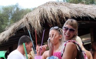Raspoložena turistkinja zagrijala ekipu u Beach Baru Pacino