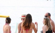 Raspoložena turistkinja zagrijala ekipu u Beach Baru Pacino
