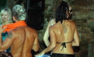 Raspoložena turistkinja zagrijala ekipu u Beach Baru Pacino