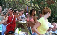 Raspoložena turistkinja zagrijala ekipu u Beach Baru Pacino