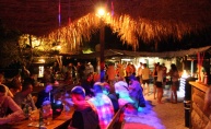 Raspoložena turistkinja zagrijala ekipu u Beach Baru Pacino