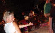 Raspoložena turistkinja zagrijala ekipu u Beach Baru Pacino