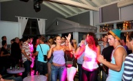 Veseli turisti raspoloženi za fotkanje u Villi Club