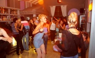 Veseli turisti raspoloženi za fotkanje u Villi Club