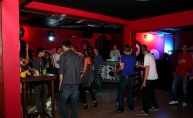 Veseli turisti raspoloženi za fotkanje u Villi Club