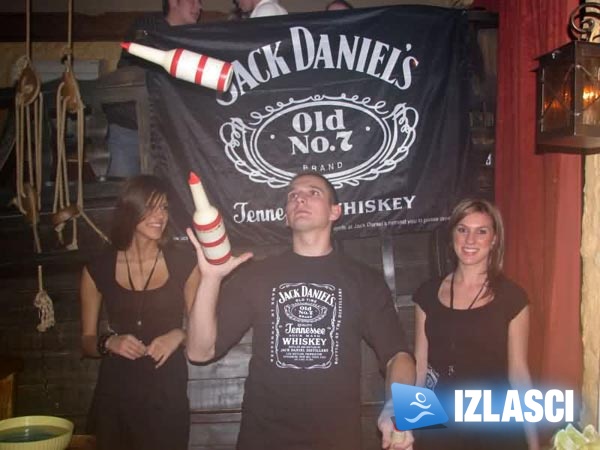 Djevojke u uzavrelom ritmu u Pirate pubu uz Jack Daniel's