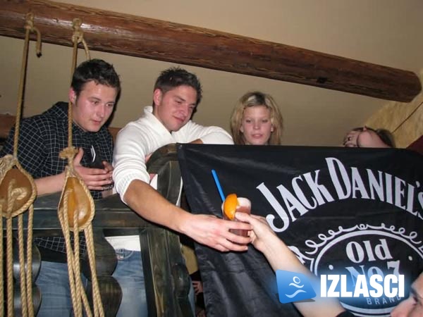 Djevojke u uzavrelom ritmu u Pirate pubu uz Jack Daniel's
