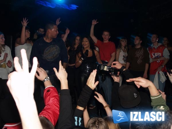 Rap diva Lil'Kim u tajicama i pripijenoj dekoltiranoj majici u Aquariusu, Zagreb