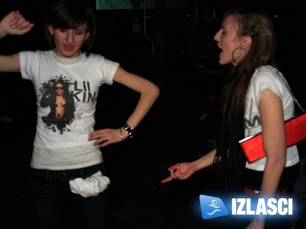 Rap diva Lil'Kim u tajicama i pripijenoj dekoltiranoj majici u Aquariusu, Zagreb