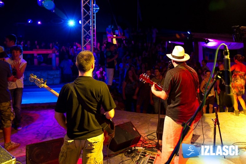 Neno Belan i Fiumensi oduševili publiku u beach clubu Santos