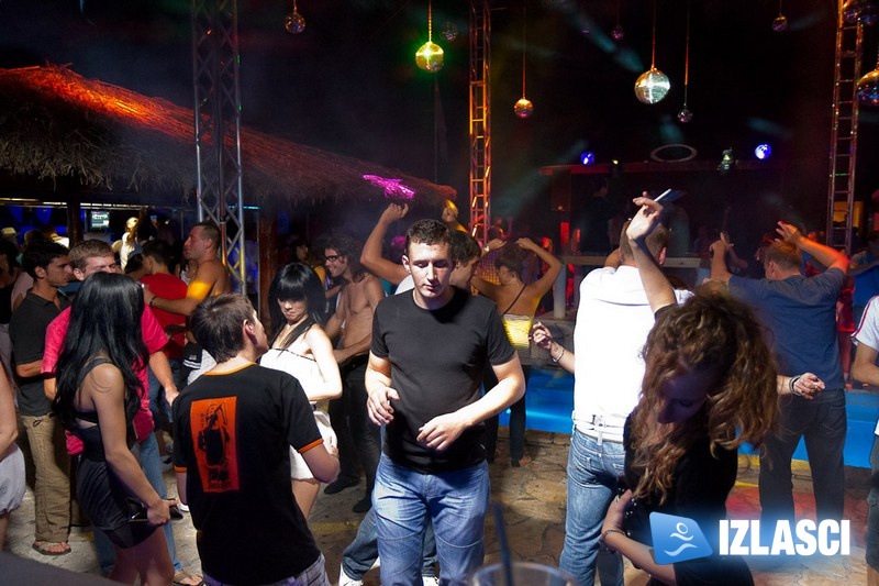 Neno Belan i Fiumensi oduševili publiku u beach clubu Santos Neno Belan i Fiumensi oduševili publiku u beach clubu Santos