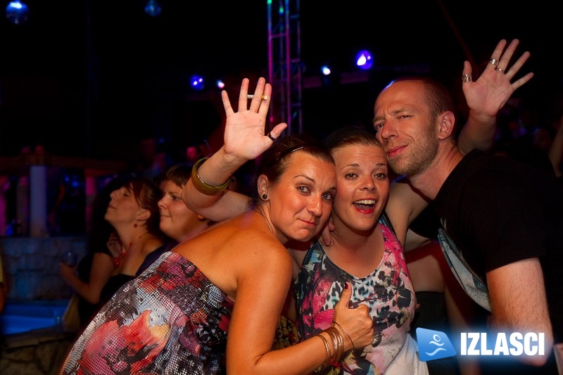 Neno Belan i Fiumensi oduševili publiku u beach clubu Santos