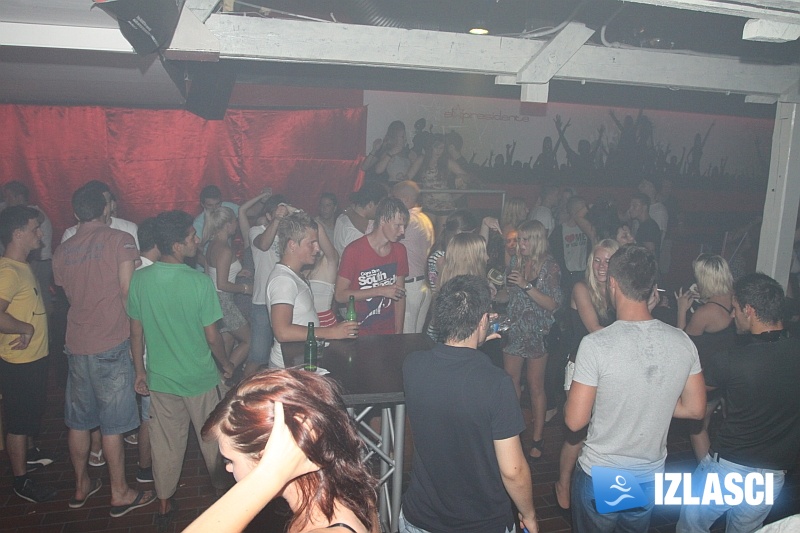 Wet T-Shirt ludnica u klubu El Presidente