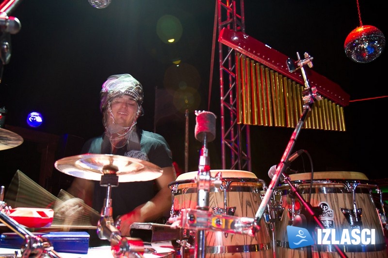 Satruday Summer Groove ludnica u Santos beach baru