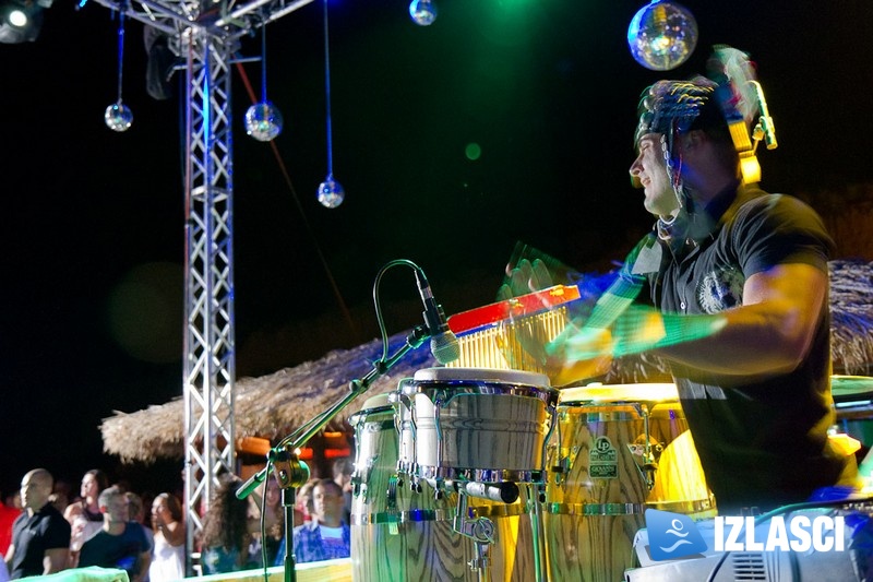 Satruday Summer Groove ludnica u Santos beach baru