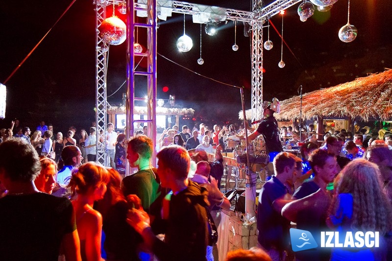 Satruday Summer Groove ludnica u Santos beach baru