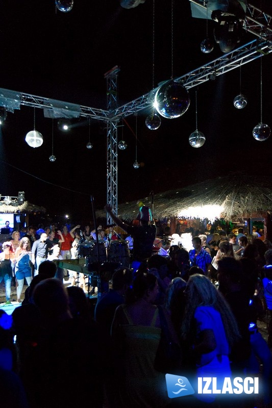 Satruday Summer Groove ludnica u Santos beach baru