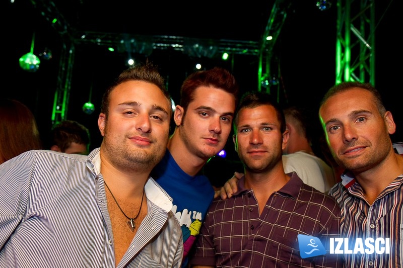 Satruday Summer Groove ludnica u Santos beach baru