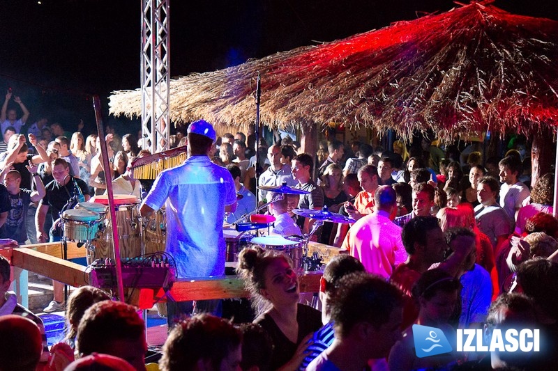 Satruday Summer Groove ludnica u Santos beach baru