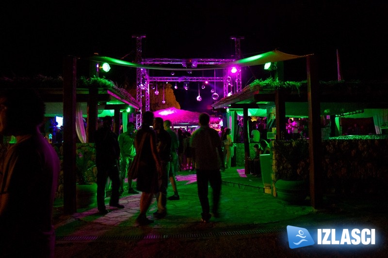 Satruday Summer Groove ludnica u Santos beach baru