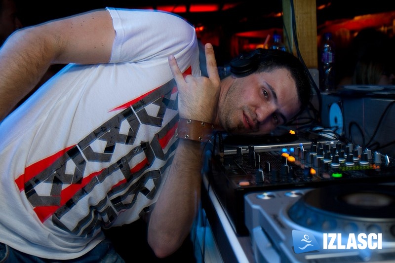 Satruday Summer Groove ludnica u Santos beach baru