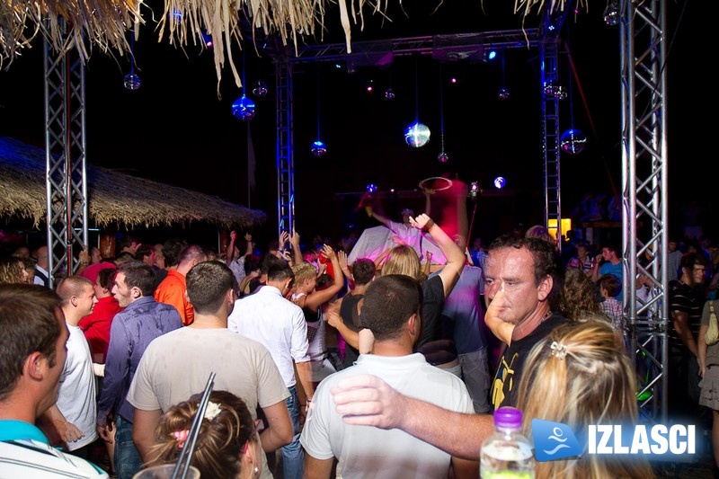 Satruday Summer Groove ludnica u Santos beach baru