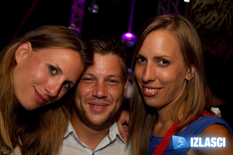 Satruday Summer Groove ludnica u Santos beach baru
