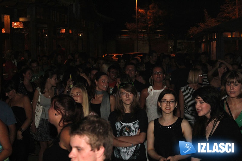 Energični nastup The Night Express banda u Arubi
