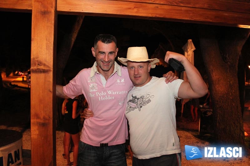 Atraktivna go-go plesačica užarila beach bar Pomidor