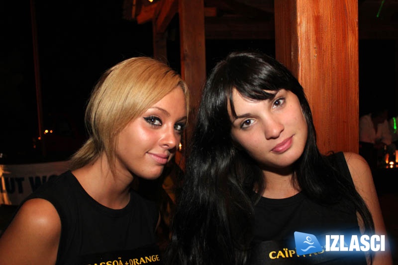 Atraktivna go-go plesačica užarila beach bar Pomidor