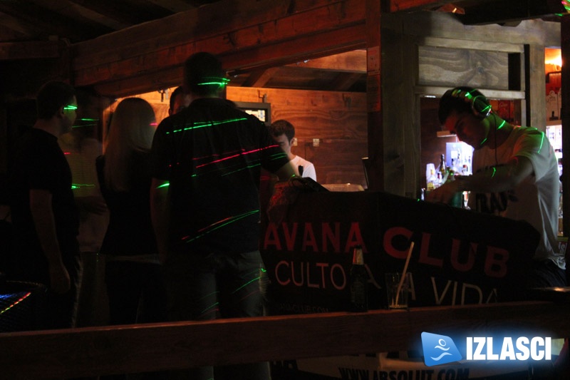 Atraktivna go-go plesačica užarila beach bar Pomidor
