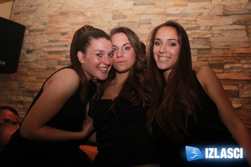 Ne zna se tko pije, a tko plaća - Pommery bar