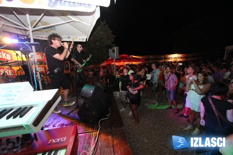 Crvena jabuka zabavila sve prisutne u Casanova beach baru