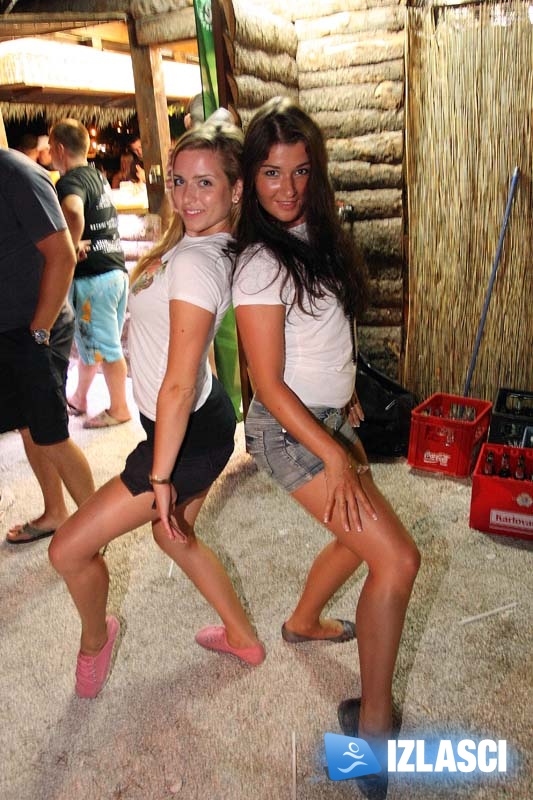 Raspoložena turistkinja zagrijala ekipu u Beach Baru Pacino