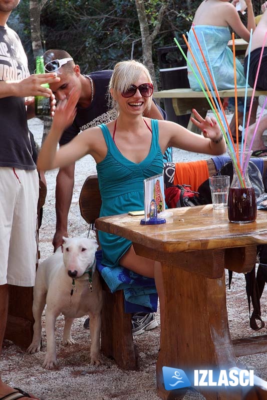 Raspoložena turistkinja zagrijala ekipu u Beach Baru Pacino