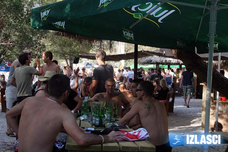Raspoložena turistkinja zagrijala ekipu u Beach Baru Pacino