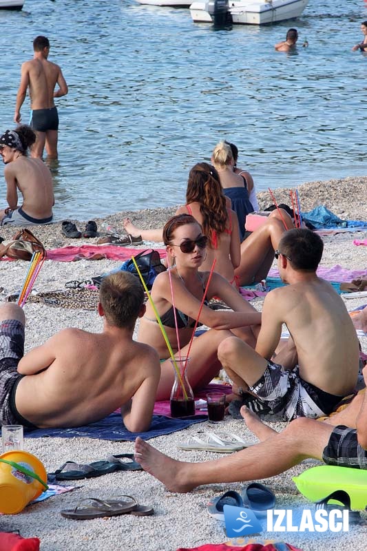 Raspoložena turistkinja zagrijala ekipu u Beach Baru Pacino