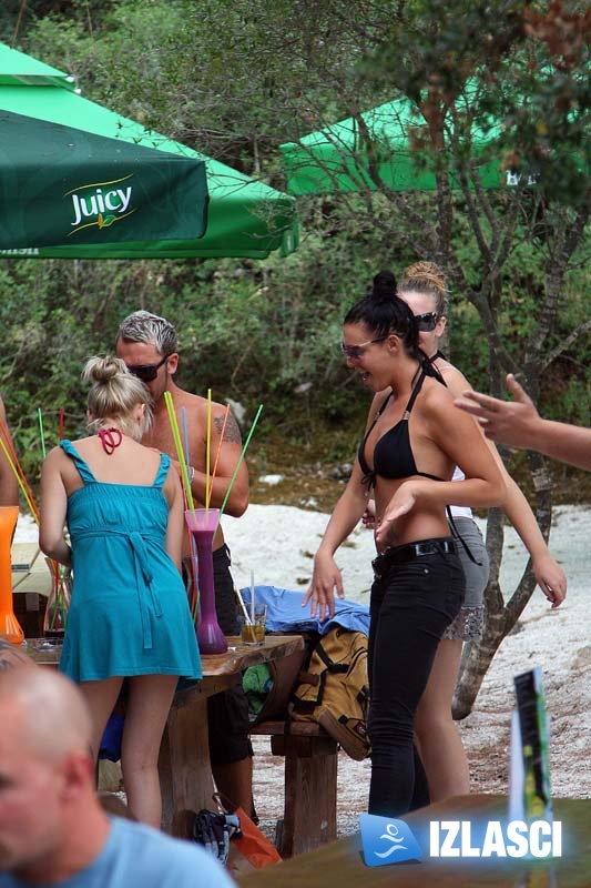Raspoložena turistkinja zagrijala ekipu u Beach Baru Pacino