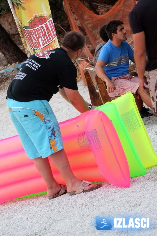 Raspoložena turistkinja zagrijala ekipu u Beach Baru Pacino
