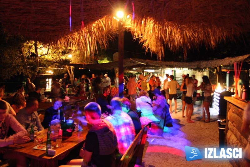 Raspoložena turistkinja zagrijala ekipu u Beach Baru Pacino