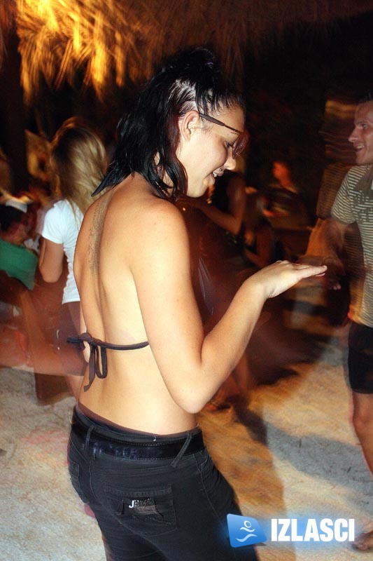 Raspoložena turistkinja zagrijala ekipu u Beach Baru Pacino