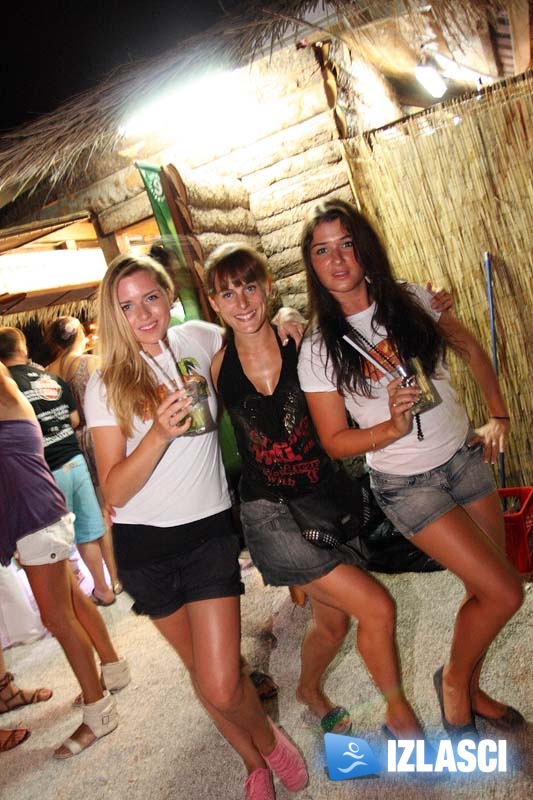 Raspoložena turistkinja zagrijala ekipu u Beach Baru Pacino