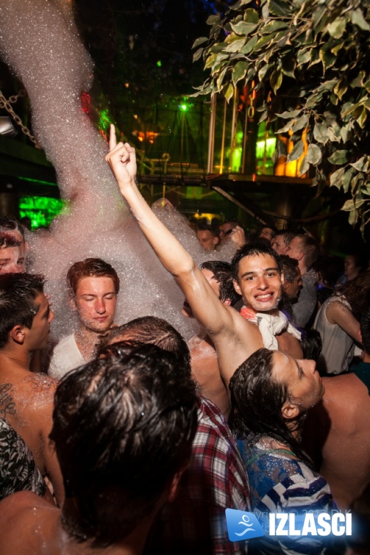 Sexy Foam Party in Jungle